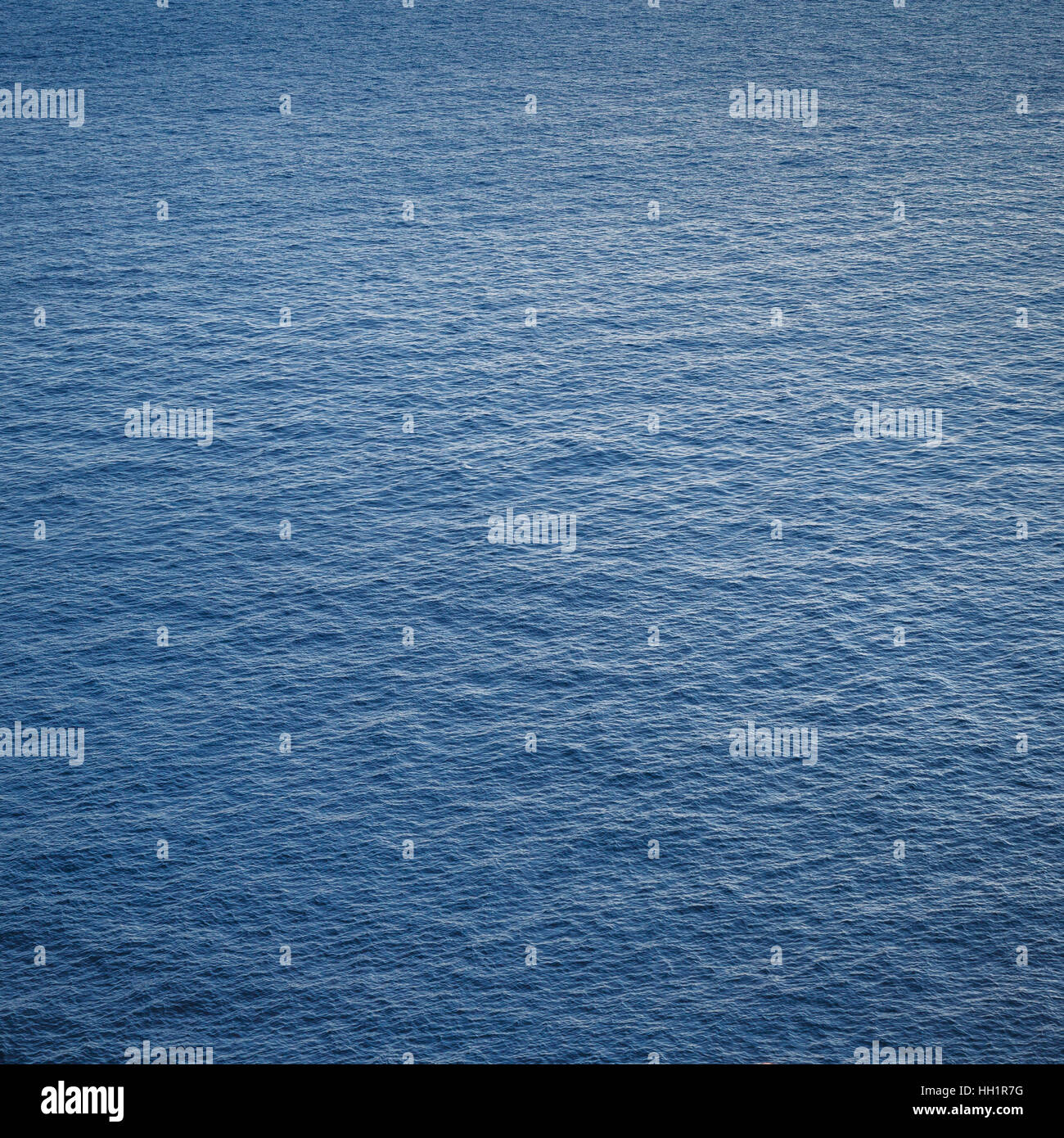 Arrière-plan de la surface de la mer - bleu foncé de la mer. Photo de la nature d'artifices Banque D'Images