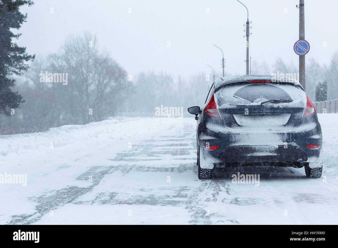Transports, de l'hiver et concept car - close up broken down car sur le côté de la route Banque D'Images