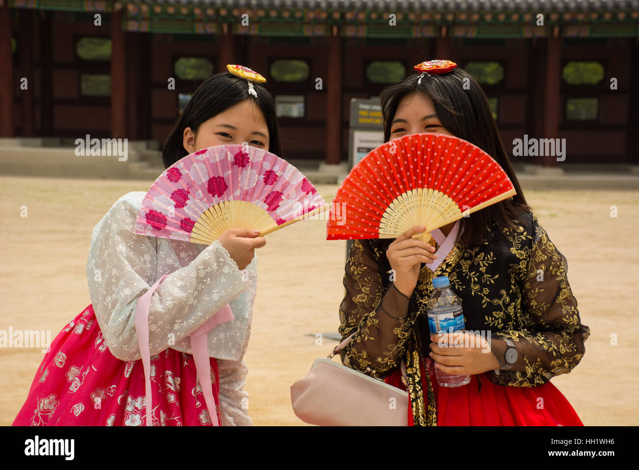 Les touristes portant le costume traditionnel coréen hanbok - Banque D'Images