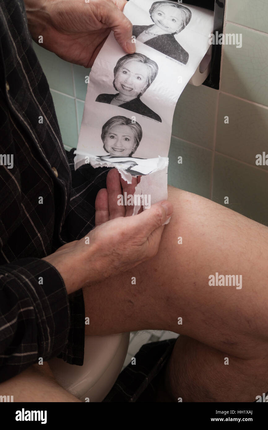 L'homme dans la salle de bains à l'aide d'Hillary Clinton Le papier de toilette, USA Banque D'Images