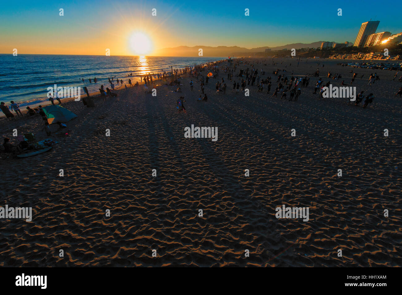 Coucher du soleil sur la célèbre jetée de Santa Monica, Los Angeles Banque D'Images