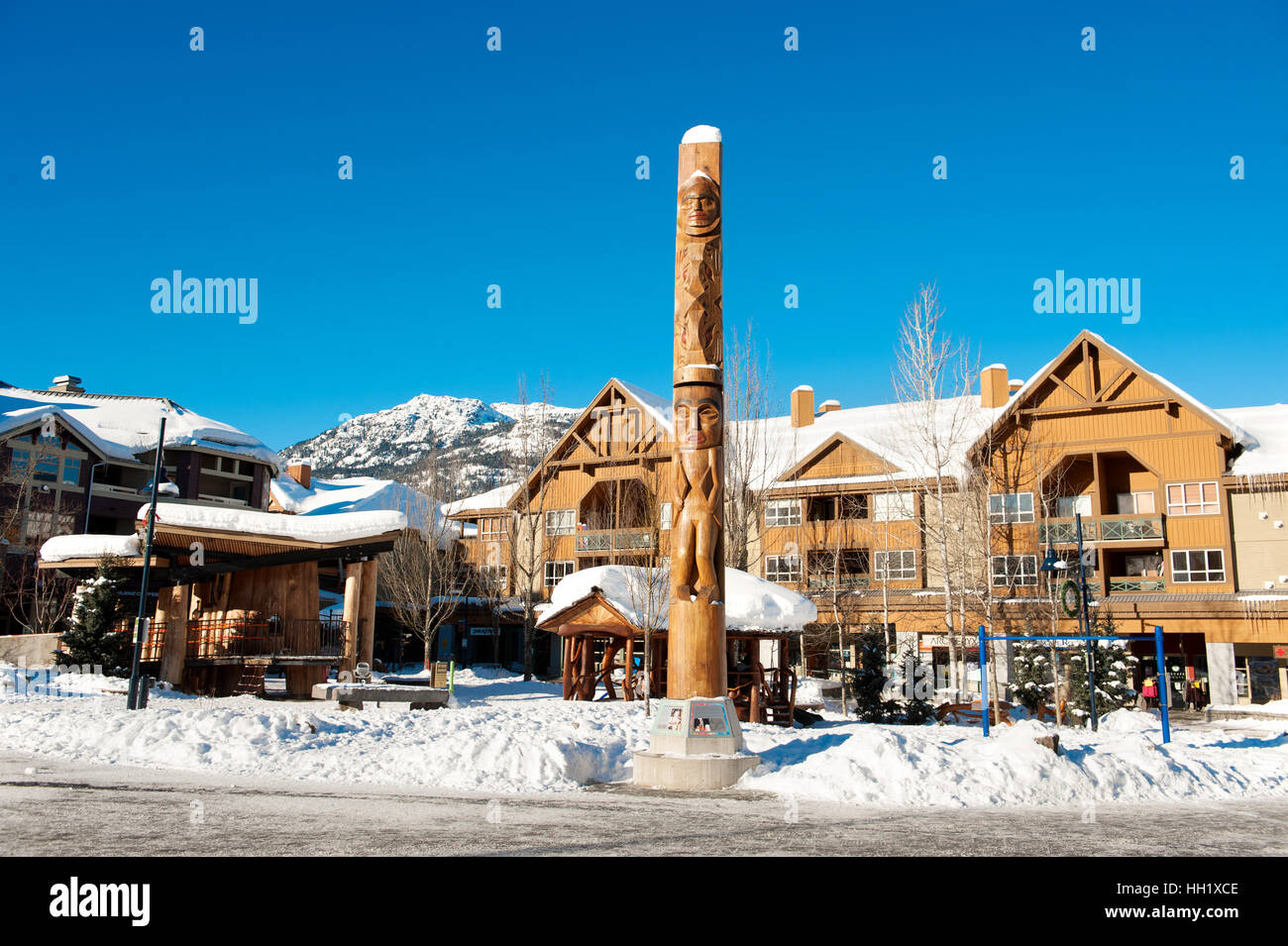 Le Village de Whistler, un jour ensoleillé en hiver. Whistler, BC, Canada. Banque D'Images
