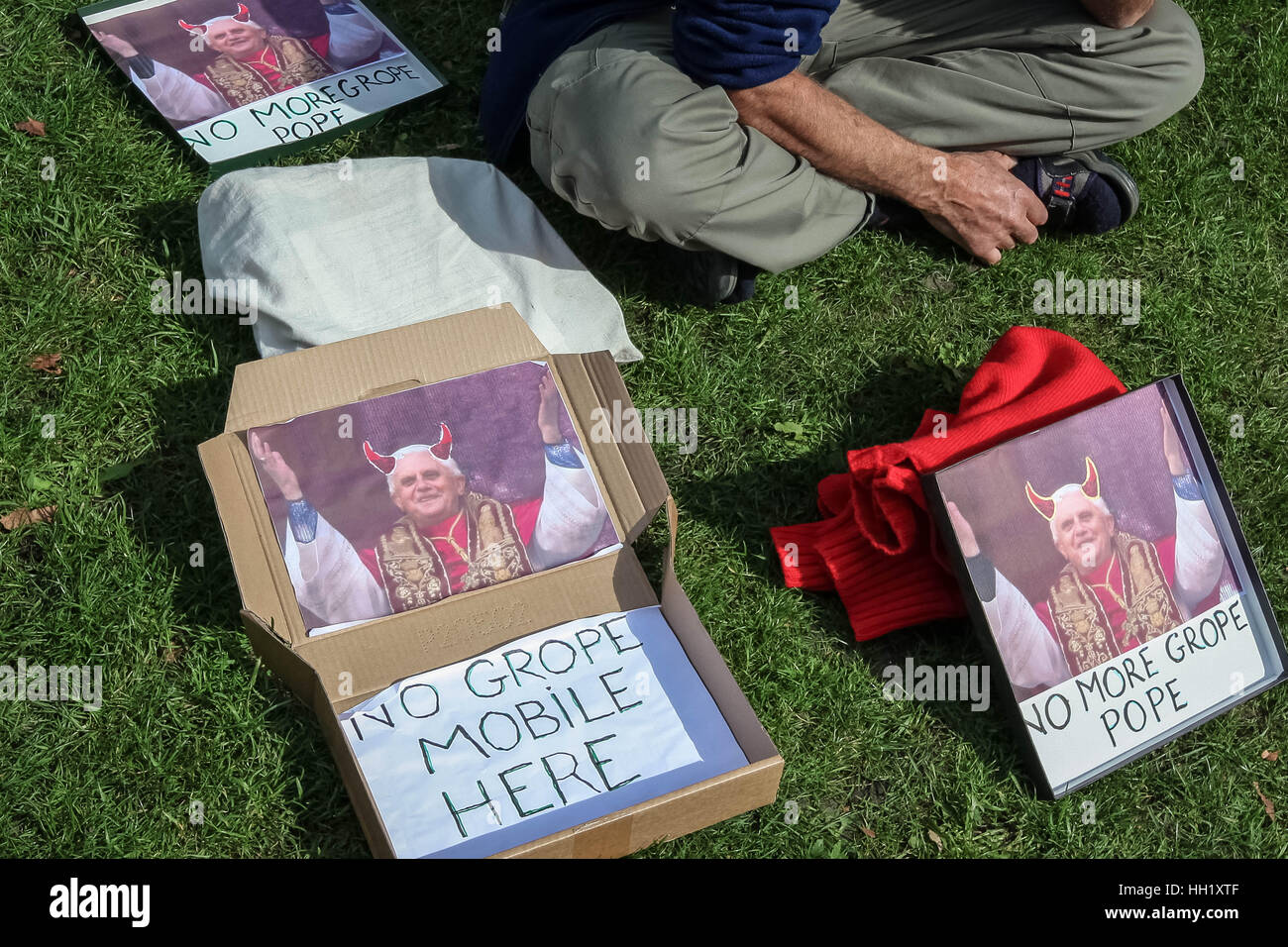 Des manifestants anti-pape démontrer dans le centre de Londres pour protester contre le Pape Benoît XVI, Joseph Ratzinger dans le cadre de sa visite officielle à la France. Banque D'Images