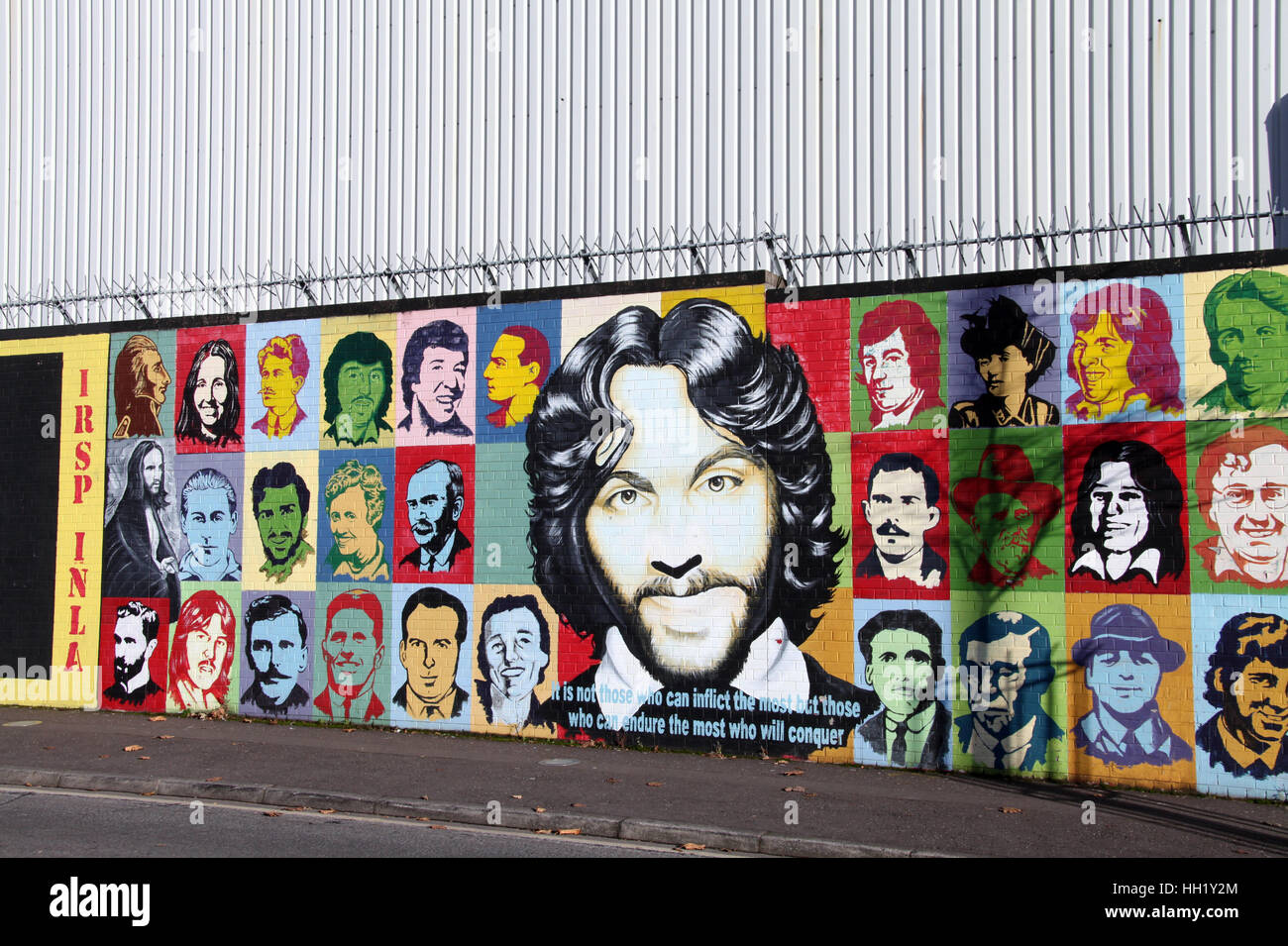 Sur le mur de la paix International Falls Road à Belfast Banque D'Images