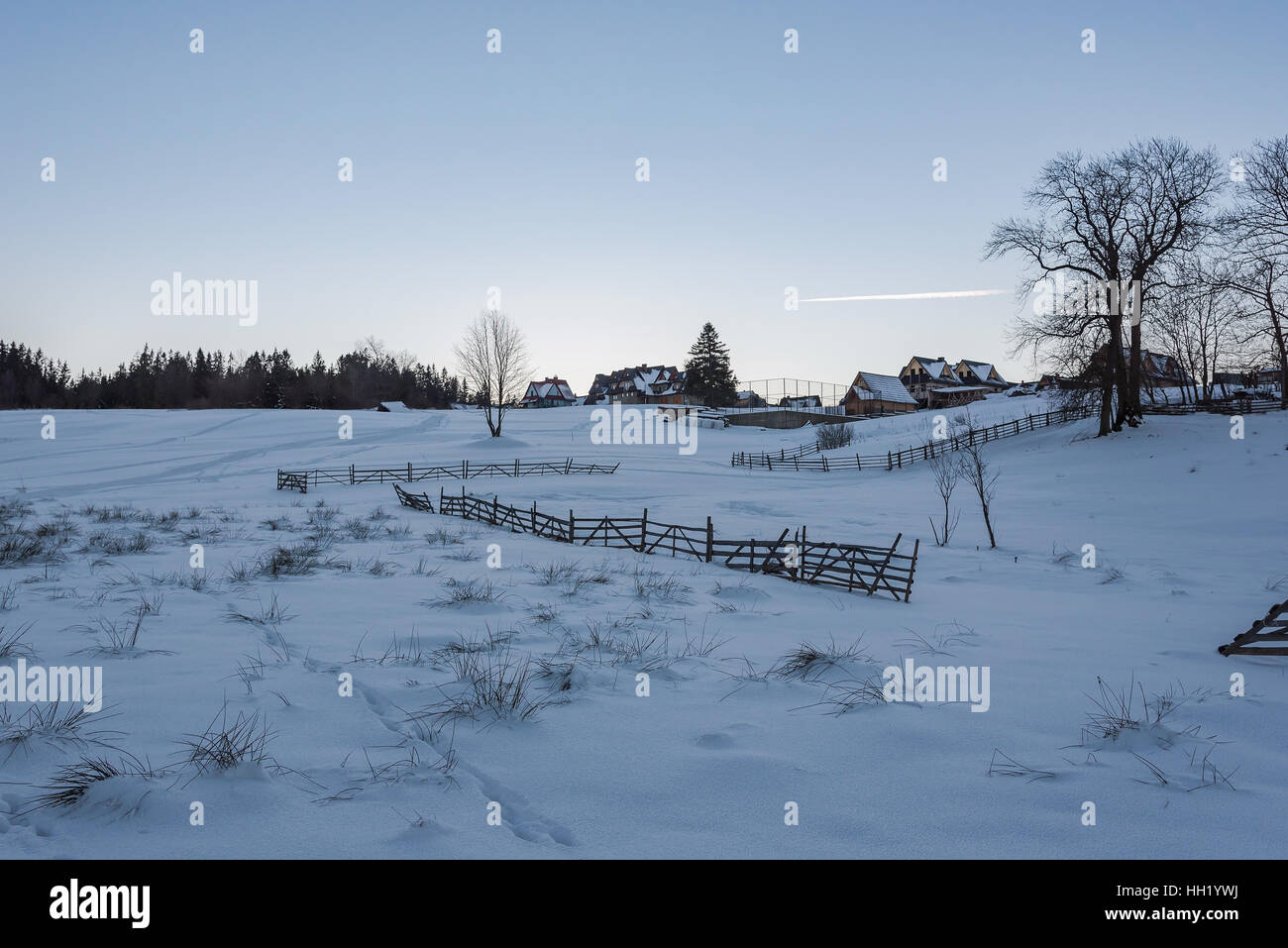 Hiver paysage rural de Pologne au coucher du soleil Banque D'Images