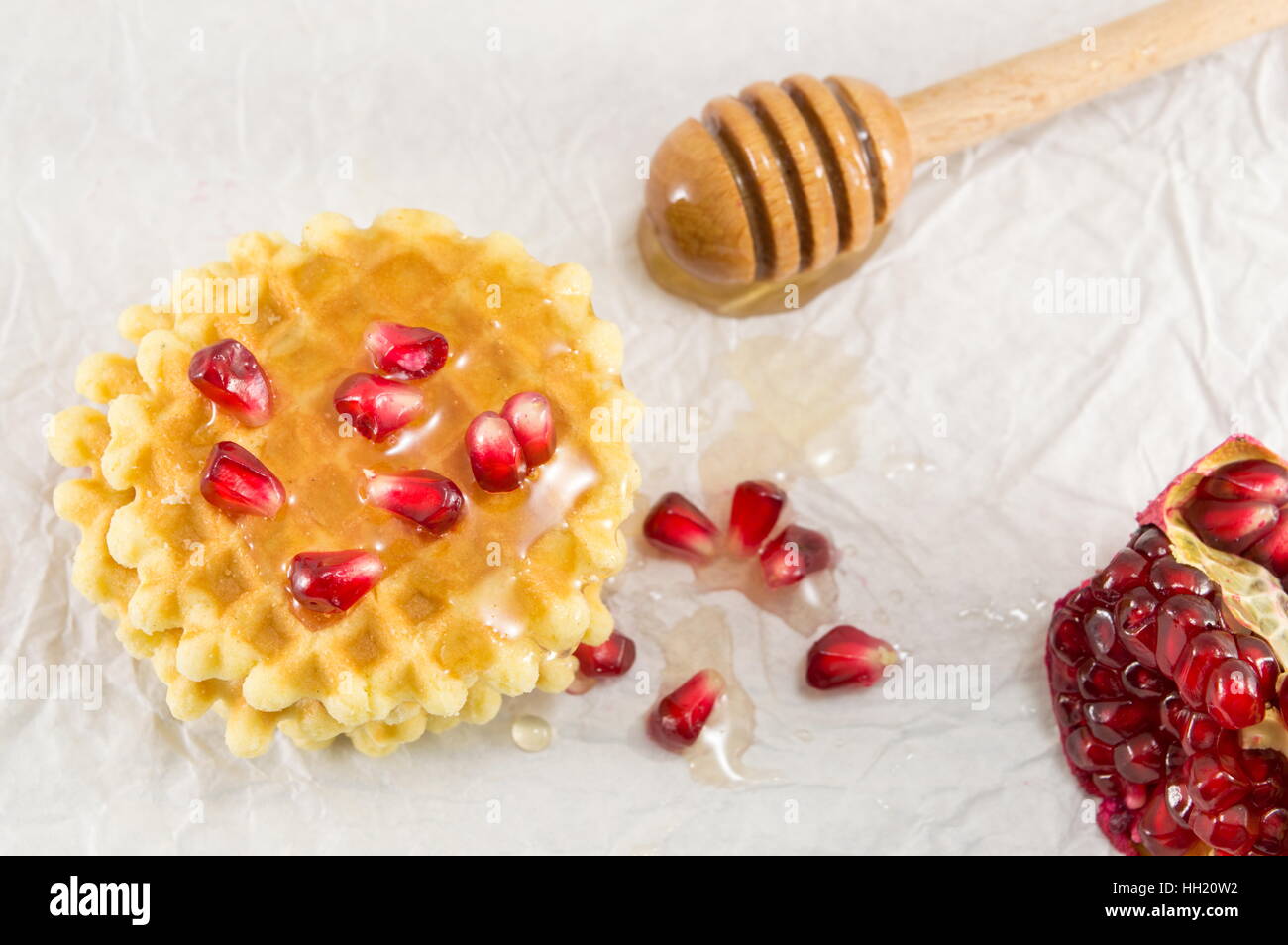 Waffle cookies au miel et fruits de grenade Banque D'Images