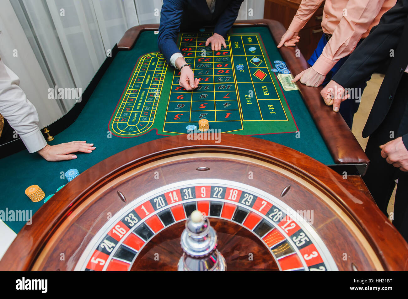 Les joueurs jouent à la roulette Banque D'Images