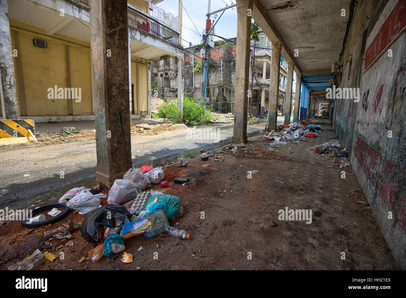 9 juin 2016, Colon, Panama : les ordures pose le long de plusieurs des rues de la ville portuaire Banque D'Images