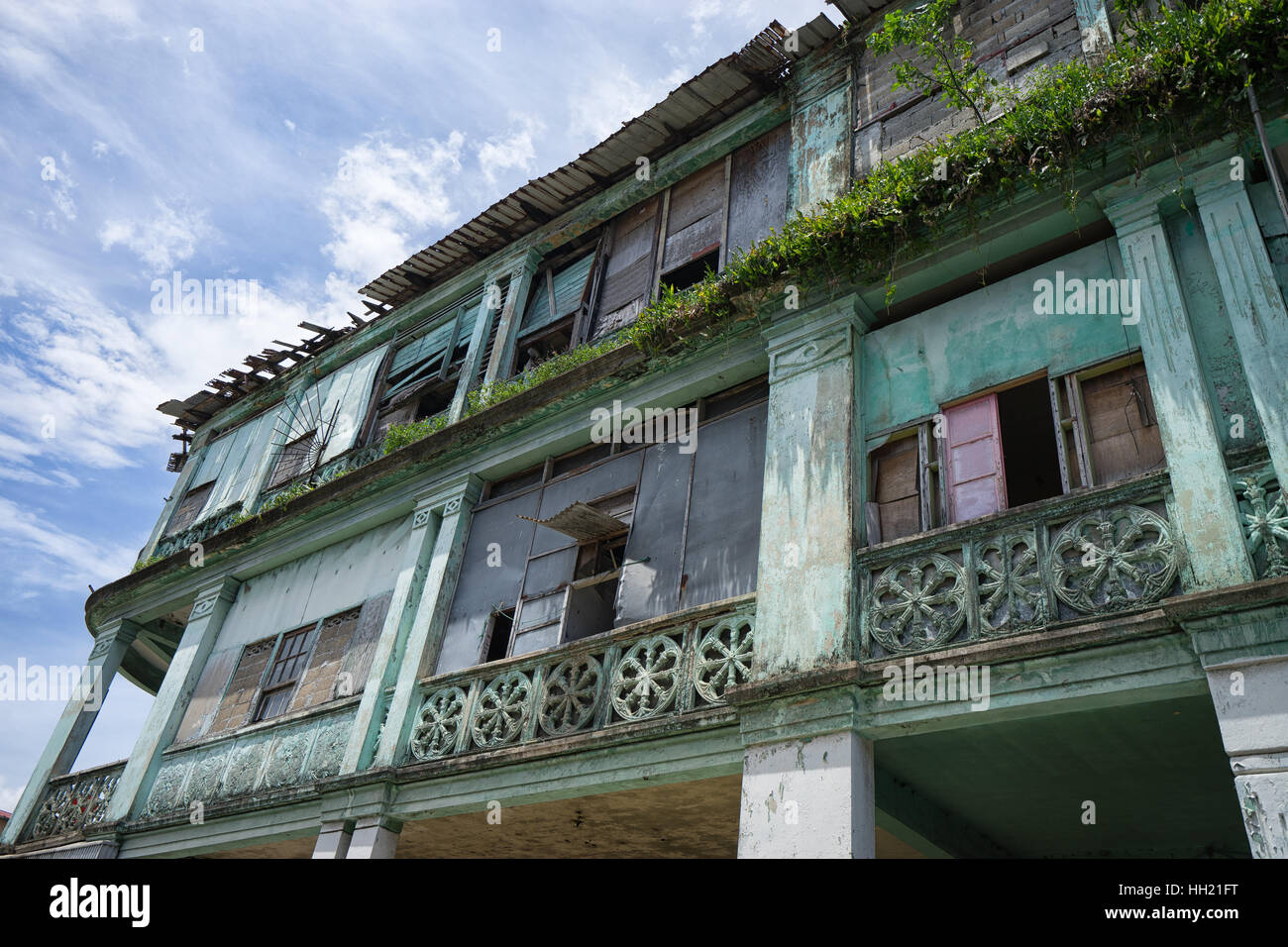 9 juin 2016, Colon, Panama : détérioration de la façade de l'immeuble dans la ville de port tropical Banque D'Images