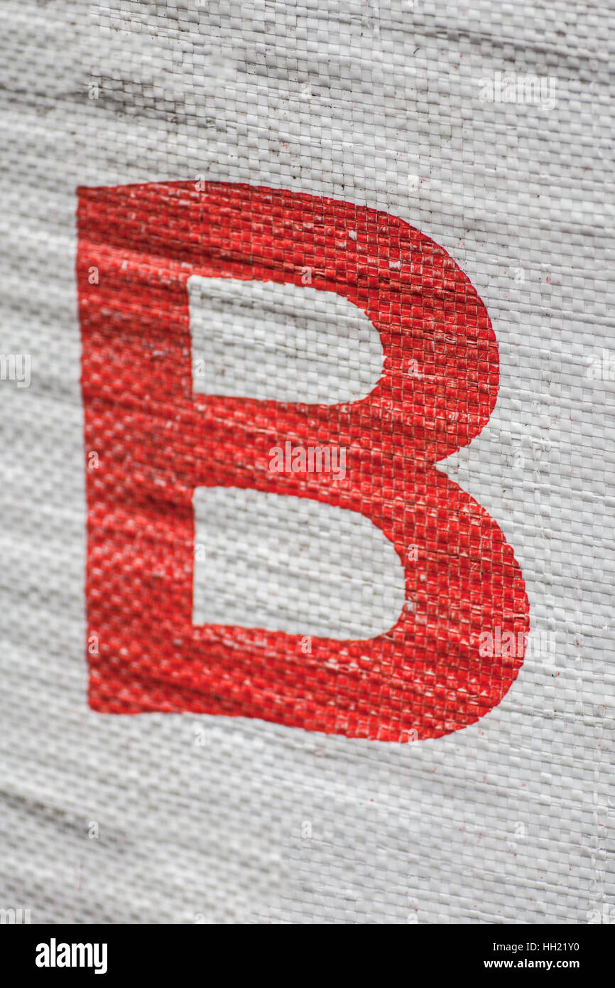 Lettre B rouge imprimé sur un sac Banque D'Images