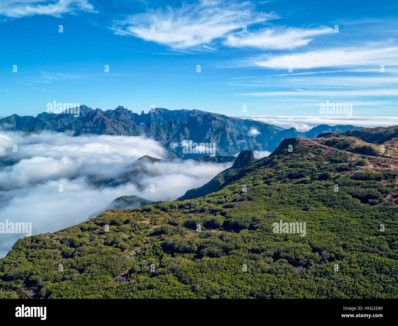 Paysages fantastiques, montagnes Rocheuses avec des nuages, l'île de Madère, vue aérienne Banque D'Images