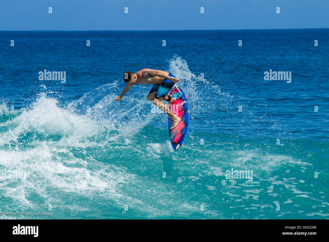 6 septembre 2016 - Banzia Oahu Hawaii Pipeline. Manèges d'un surfer de grosses vagues sur Oahu célèbre surf. Banque D'Images