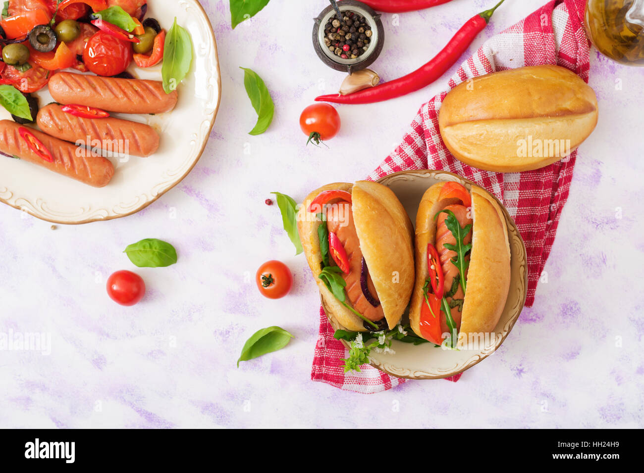 Hot-dog avec des saucisses et des légumes dans le style grec. Mise à plat. Vue d'en haut Banque D'Images