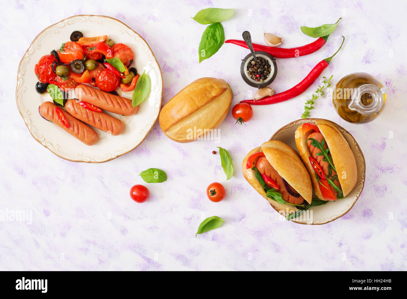 Hot-dog avec des saucisses et des légumes dans le style grec. Mise à plat. Vue d'en haut Banque D'Images