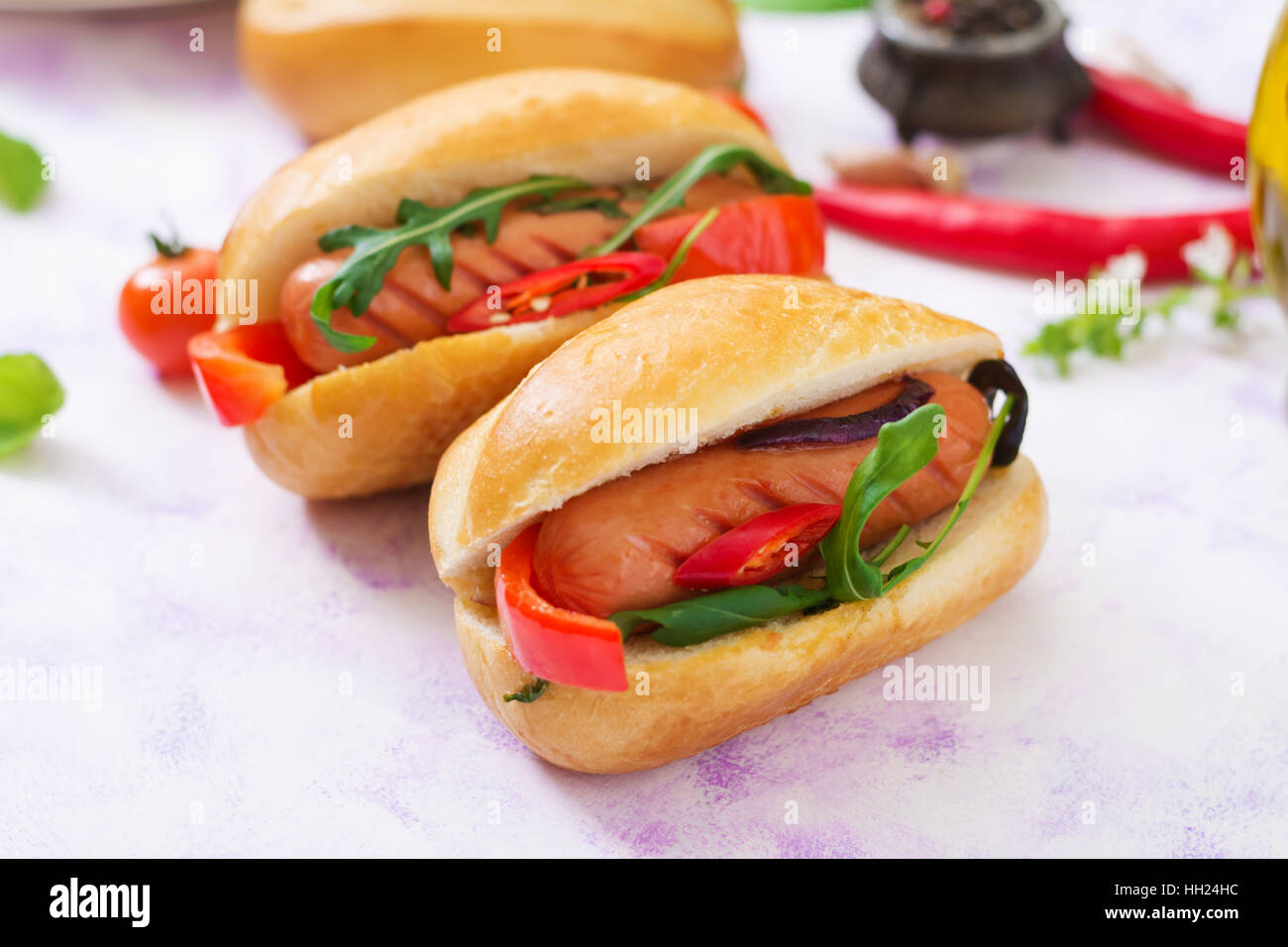 Hot-dog avec des saucisses et des légumes dans le style grec. Banque D'Images