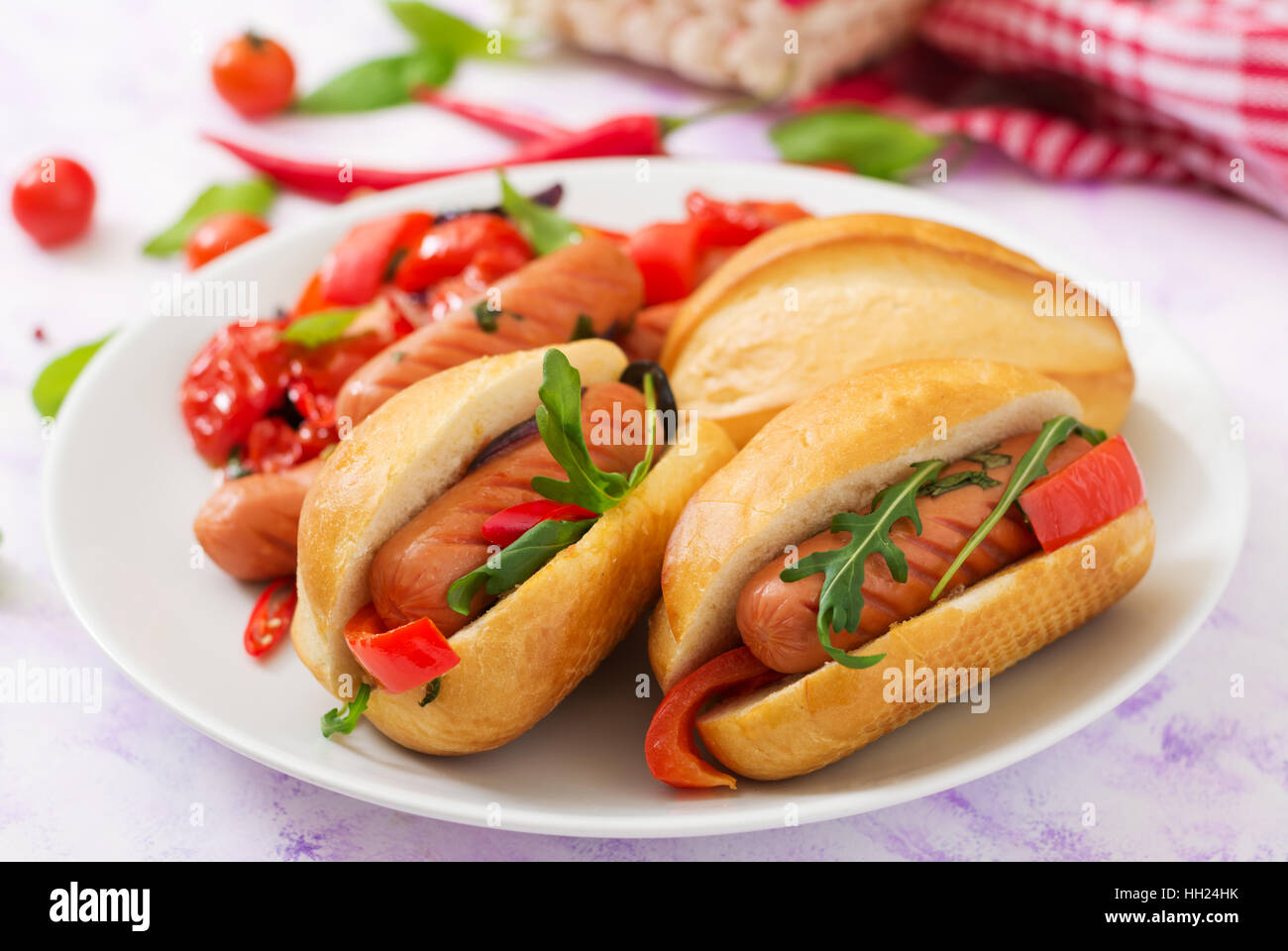 Hot-dog avec des saucisses et des légumes dans le style grec. Banque D'Images