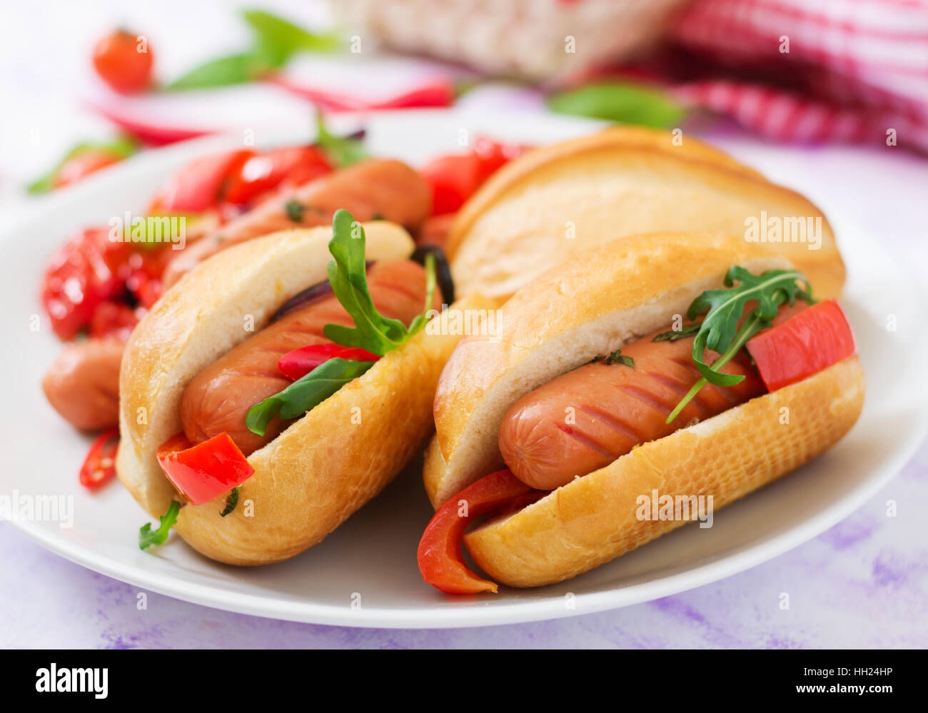 Hot-dog avec des saucisses et des légumes dans le style grec. Banque D'Images