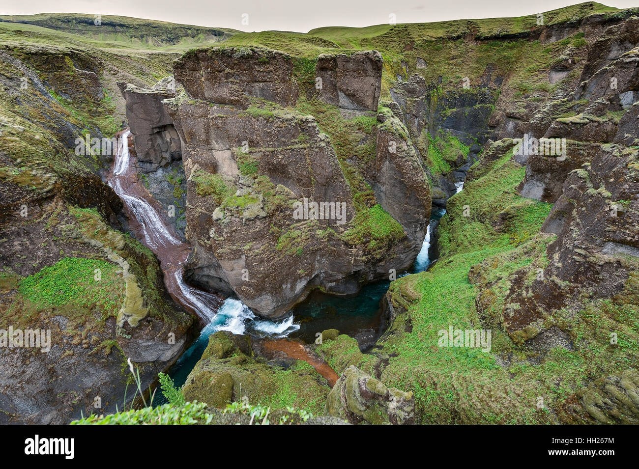 Fjaðrárgljúfur est un canyon dans le sud-est de l'Islande qui est jusqu'à 100 m de profondeur et à environ 2 kilomètres de long, avec l'Fjaðrá river. Banque D'Images