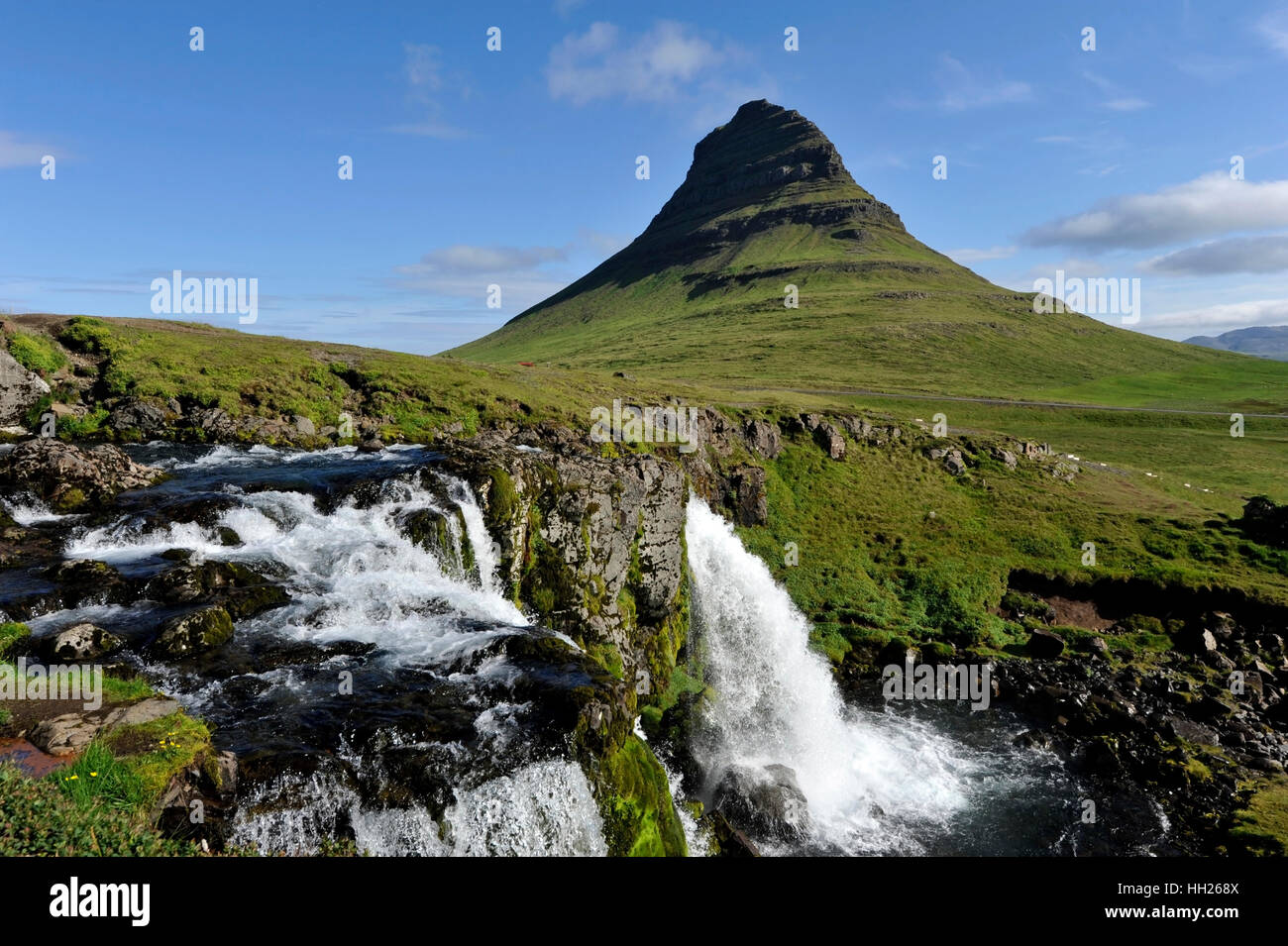 Cascades de montagne ci-dessous des crêtes rocheuses panorama de Kirkjufell Islande Banque D'Images