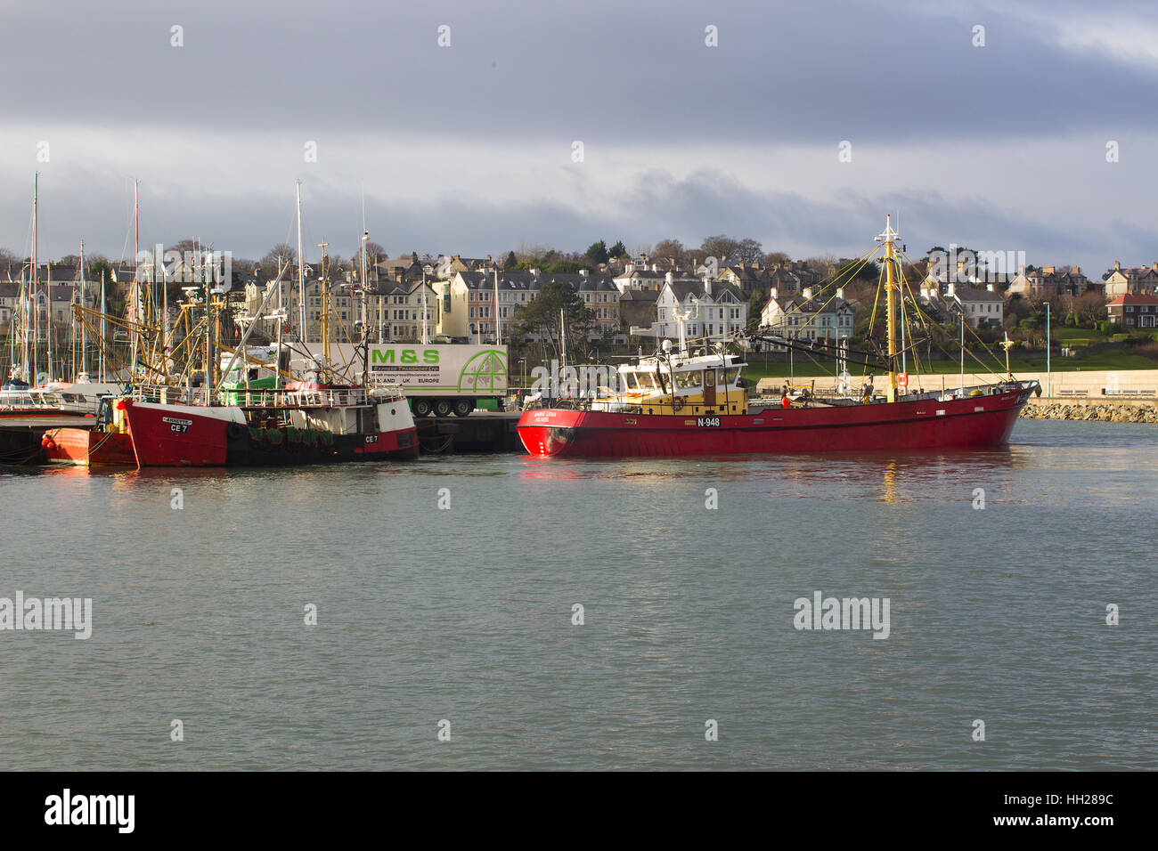 Le chalutier Maria Lena de Kilkeel manoeuvres pour son poste à quai dans le port de Bangor Northern Ireland sur une agréable journée d'hiver Banque D'Images