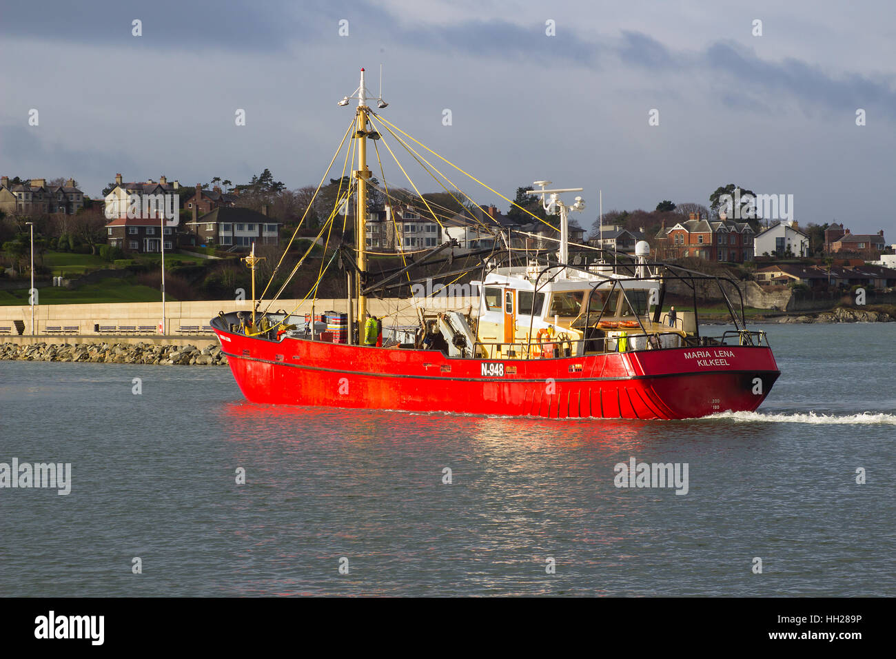 Le chalutier Maria Lena de Kilkeel manouvres à son poste à quai dans le port de Bangor Northern Ireland sur une agréable journée d'hiver Banque D'Images