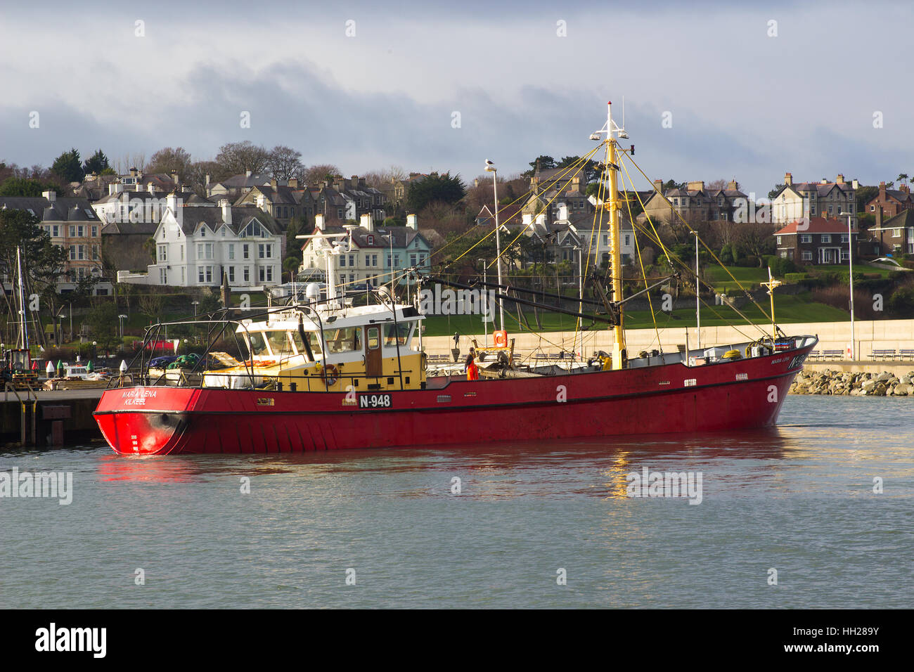 Le chalutier Maria Lena de Kilkeel manoeouvres à son poste à quai dans le port de Bangor Northern Ireland sur une agréable journée d'hiver Banque D'Images