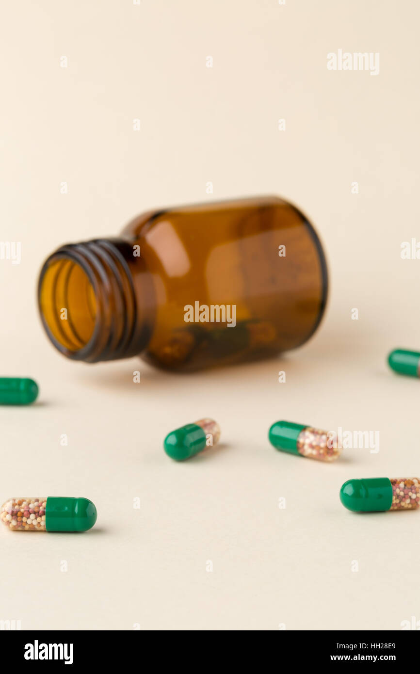 Bouteille de pilules du verre et capsules vertes Banque D'Images