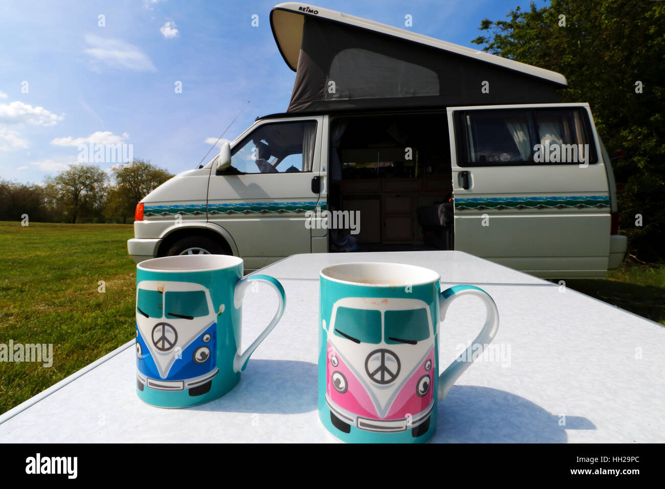 Type VW 2 mugs en face d'un VW T4 camping-car dans un camping dans l'Oxfordshire Banque D'Images