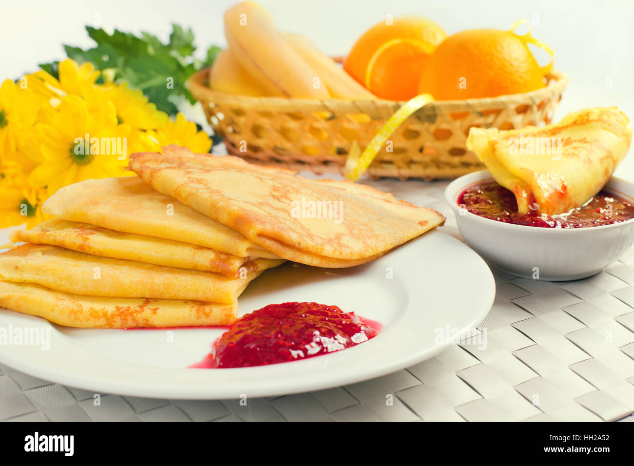 Pancake avec confiture de framboises Banque D'Images