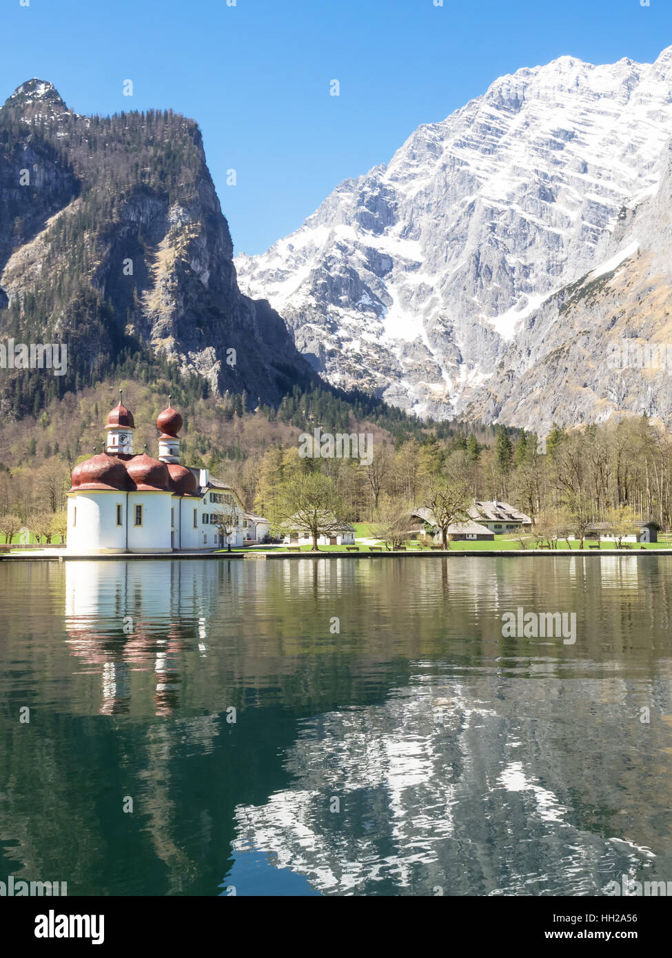 Lac Königssee et église de pèlerinage Saint Bartholomae, Bavière, Allemagne Banque D'Images