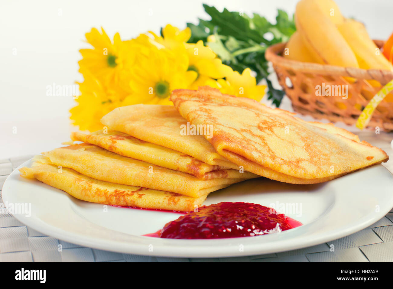 Pancake avec confiture de framboises Banque D'Images