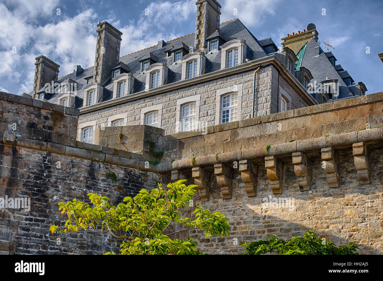 Le mur du corsaire et maisons anciennes, beaux bâtiments à Saint-Malo, France Banque D'Images