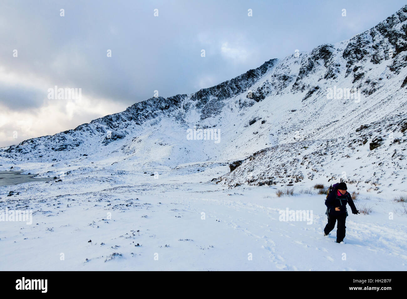 Randonneur randonnées dans la neige en mcg y Foel avec Moel Siabod Daear Ddu east ridge en Snowdonia. Capel Curig, Conwy, Pays de Galles, Royaume-Uni, Angleterre Banque D'Images