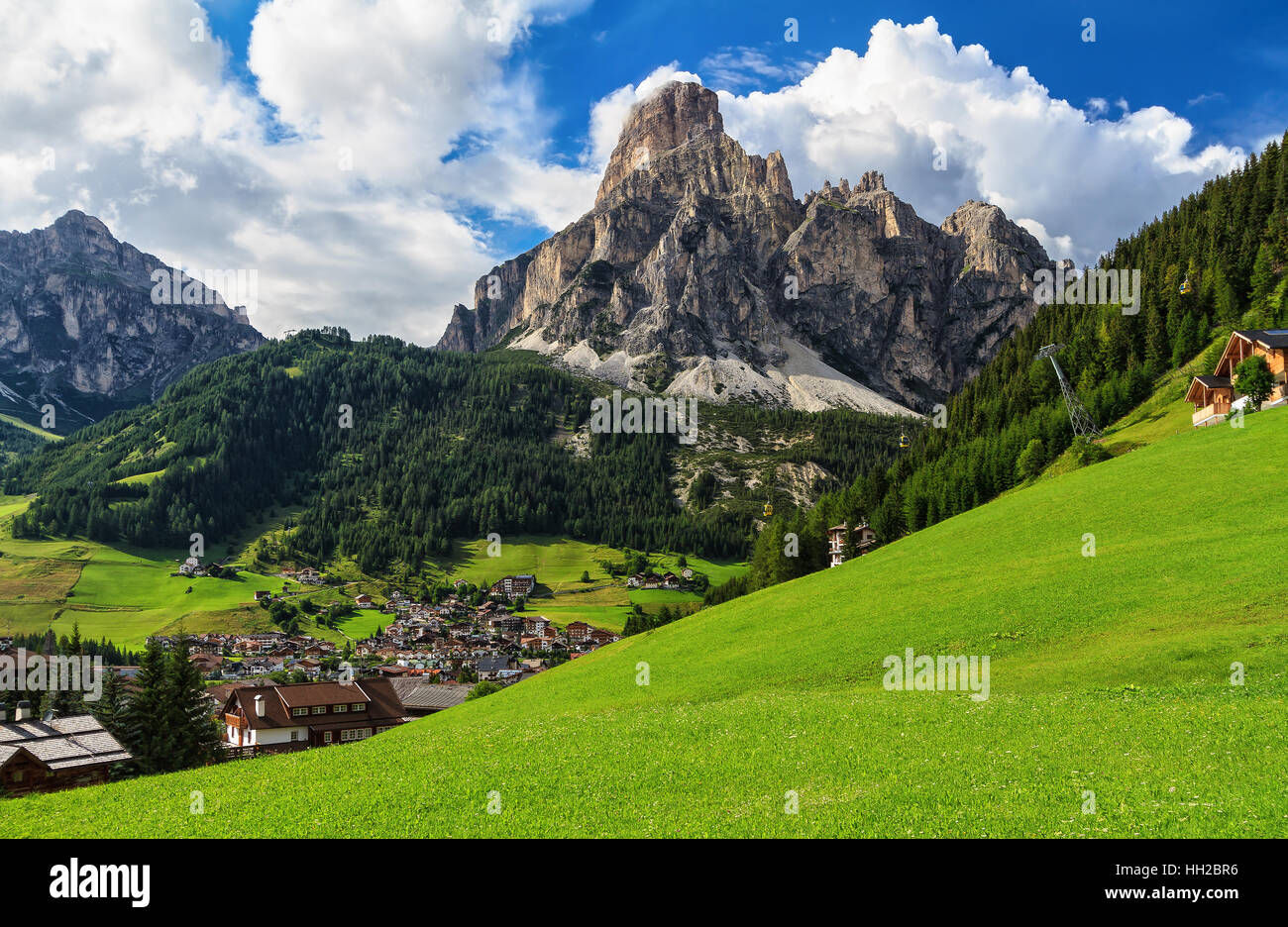 Aperçu de Corvara in Badia et ville mont Sassongher, Tyrol du sud, Italie Banque D'Images