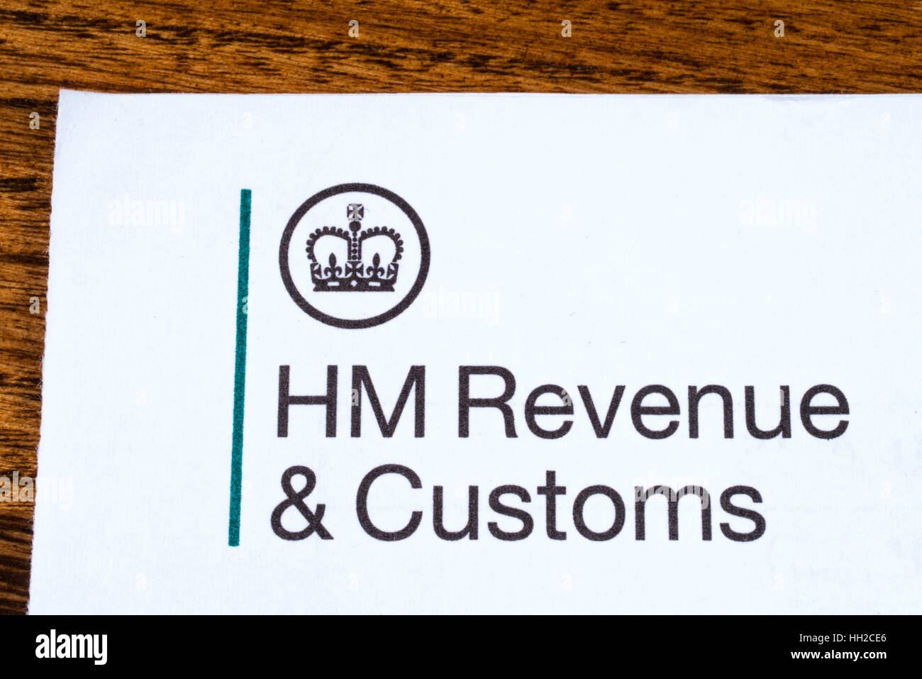 Londres, Royaume-Uni - 13 janvier 2017 : Le logo de son Revneue Majestys et des douanes sur un morceau de papier, le 13 janvier 2017. Banque D'Images