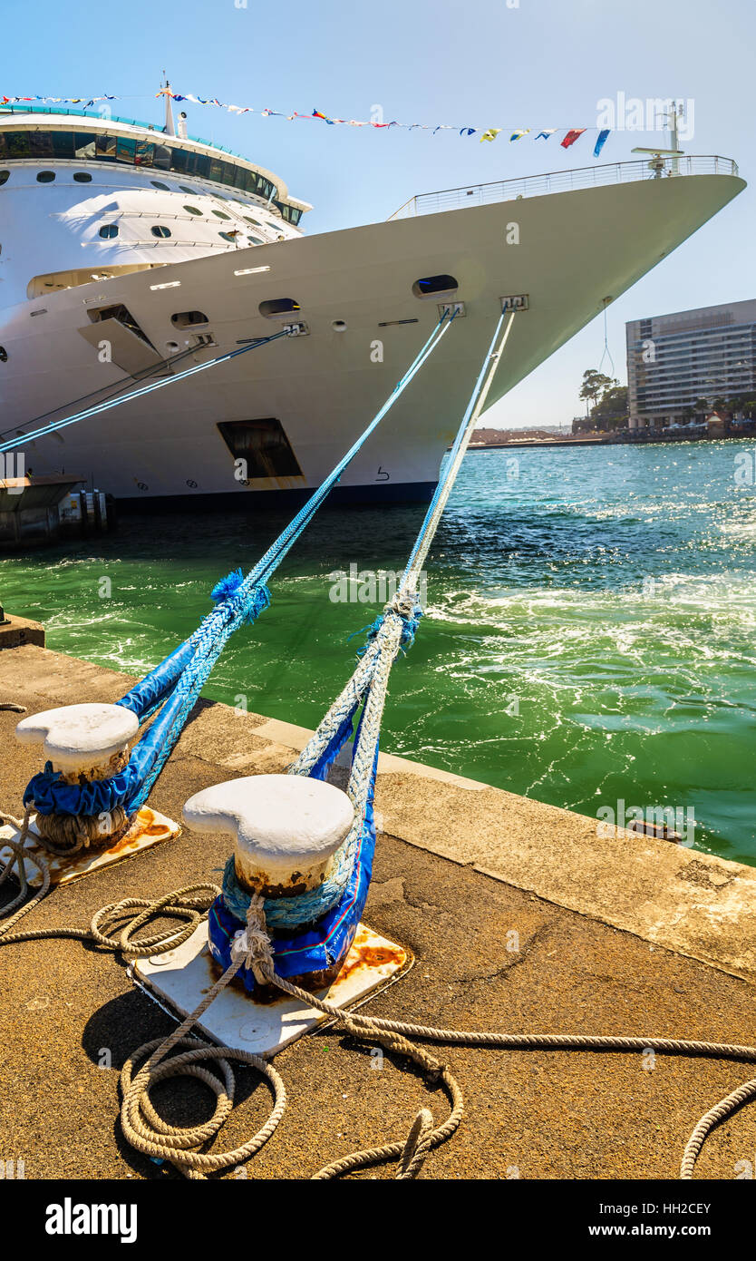 Bateau de croisière amarré dans le port de Sydney, Australie Banque D'Images