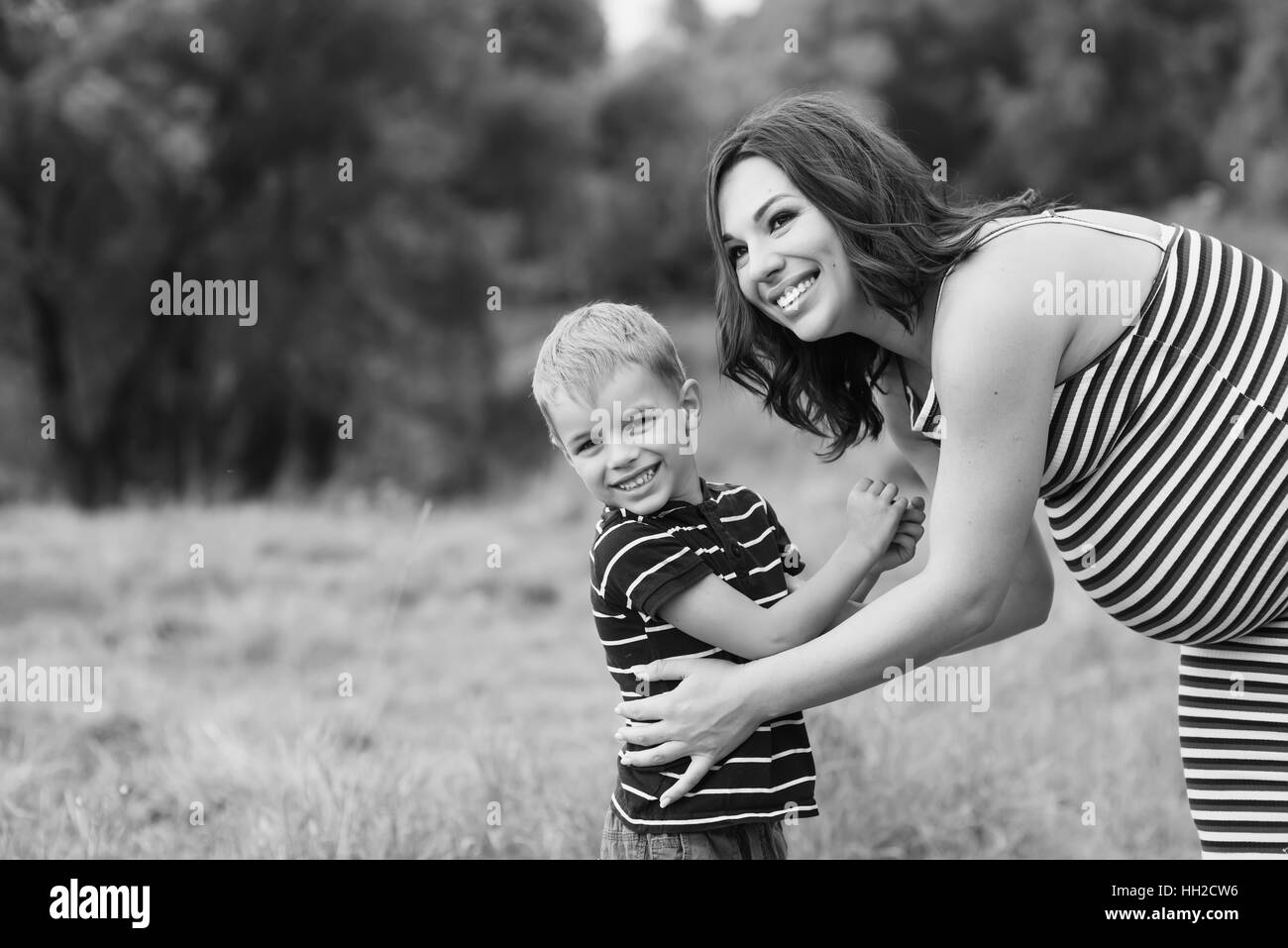 Happy pregnant maman et son fils Banque D'Images