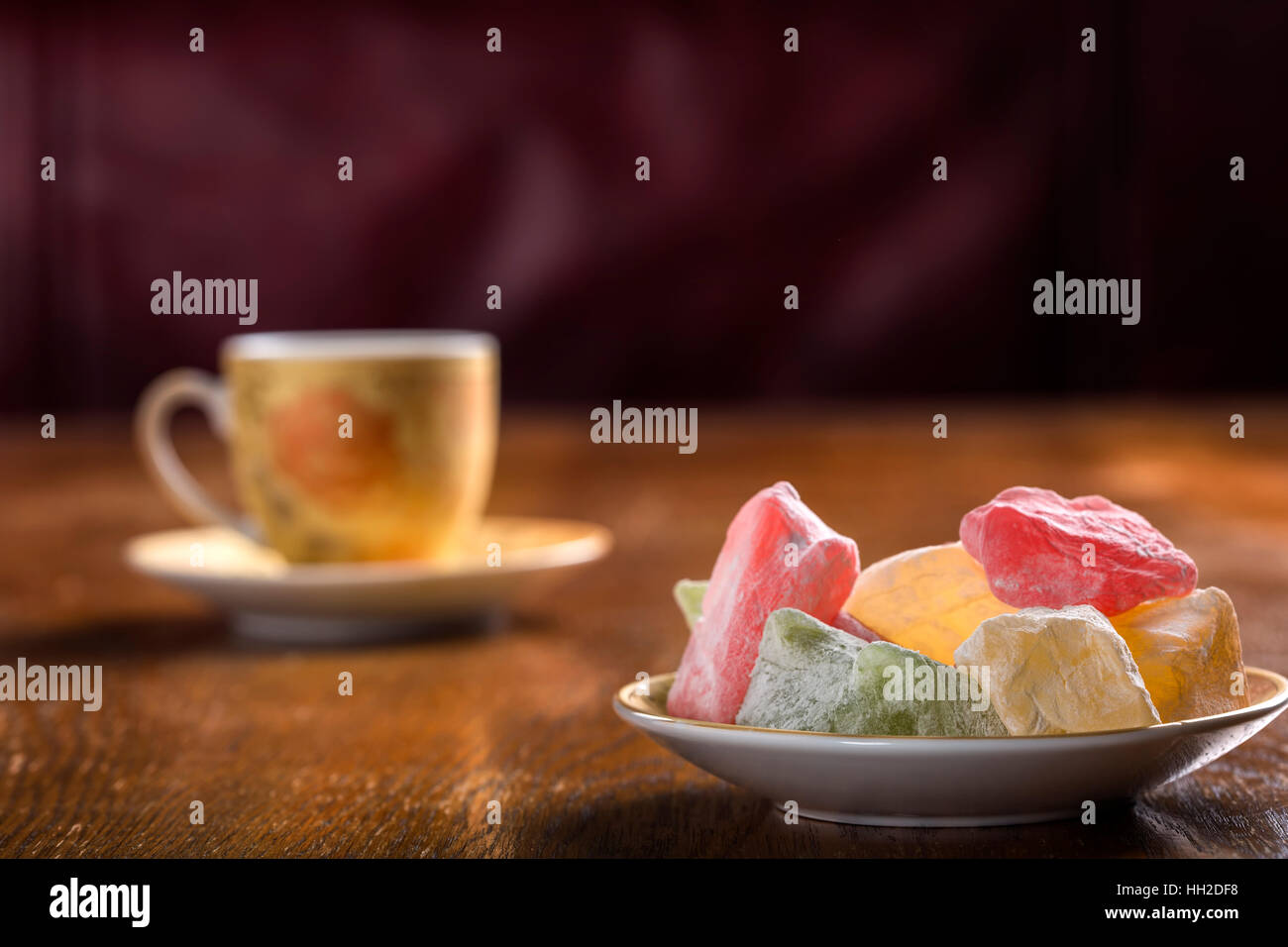 Loukoum sur la plaque avec une tasse de thé en arrière-plan Banque D'Images