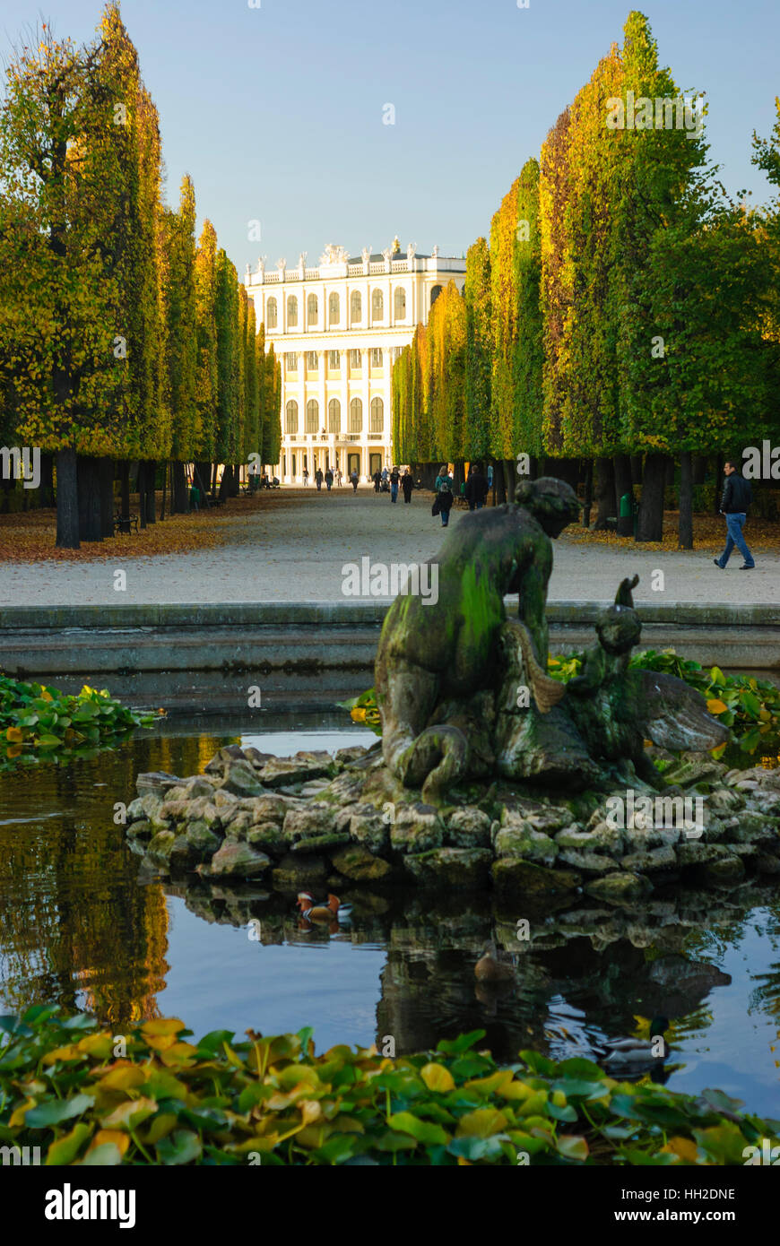 Wien, Vienne : parc du château Schönbrunn, regarder vers le château, 13, Wien, Autriche. Banque D'Images