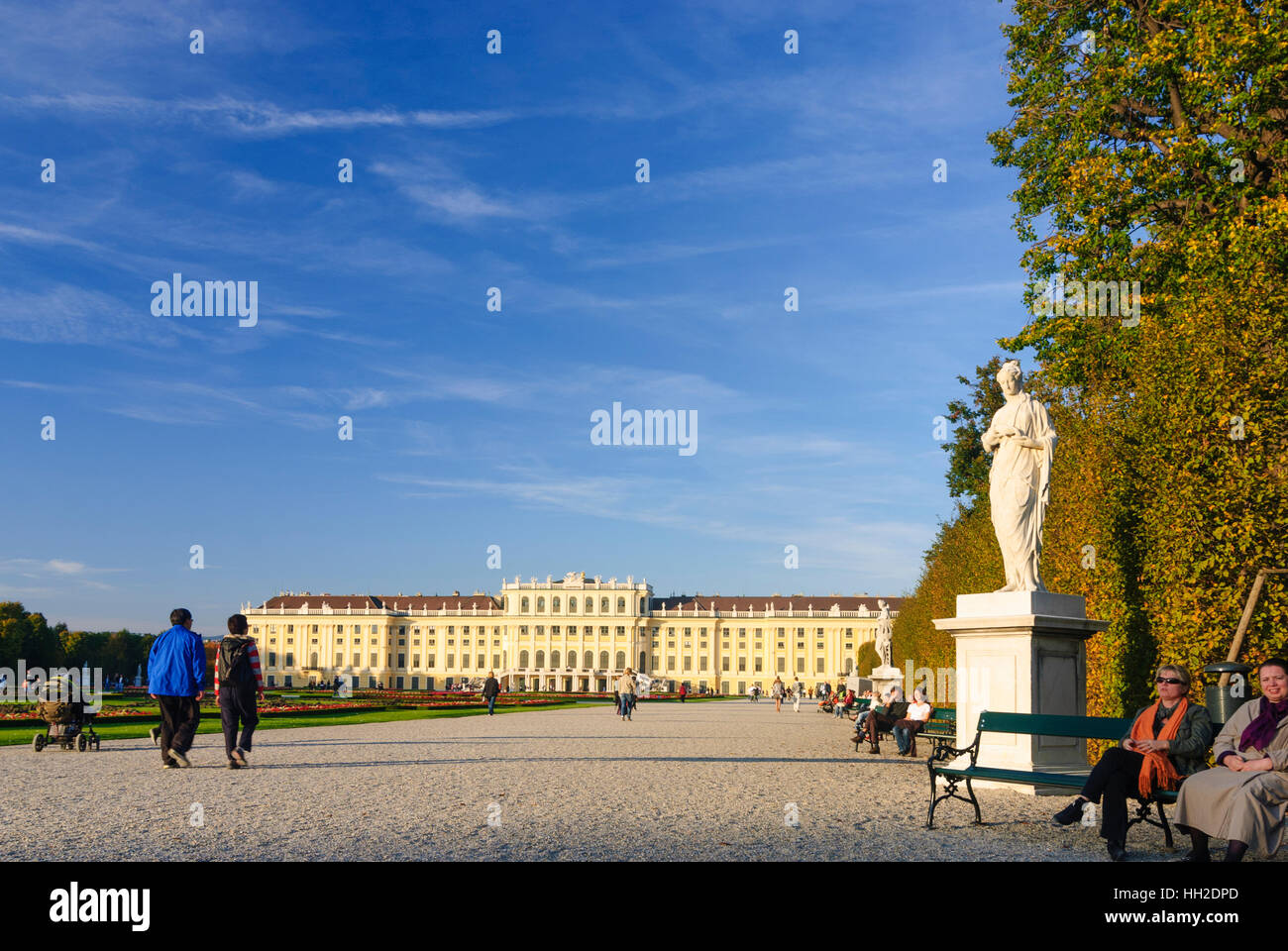 Wien, Vienne : parc du château Schönbrunn, regarder vers le château, 13, Wien, Autriche. Banque D'Images