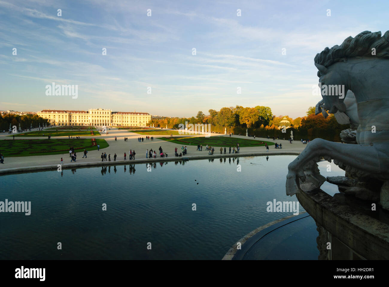 Wien, Vienne : parc du château Schönbrunn, regardez de Neptune's bien au château, 13, Wien, Autriche. Banque D'Images