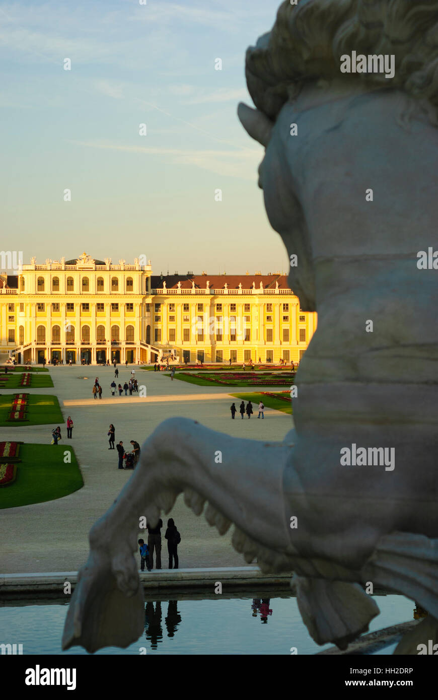 Wien, Vienne : parc du château Schönbrunn, regardez de Neptune's bien au château, 13, Wien, Autriche. Banque D'Images