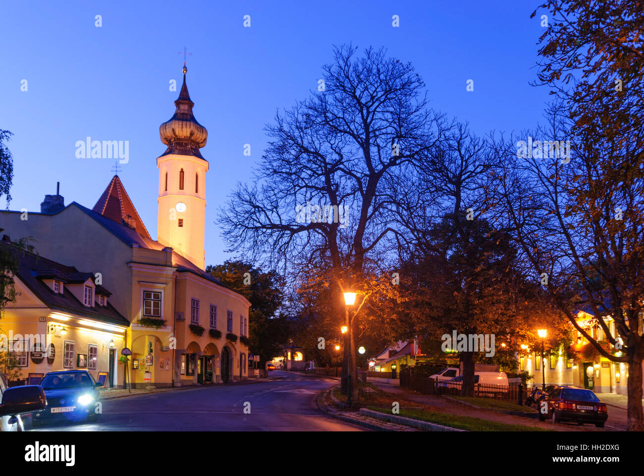 Wien, Vienne : Vin place Grinzing ; Himmelstrasse et église paroissiale de la Sainte Croix, 19, Wien, Autriche. Banque D'Images