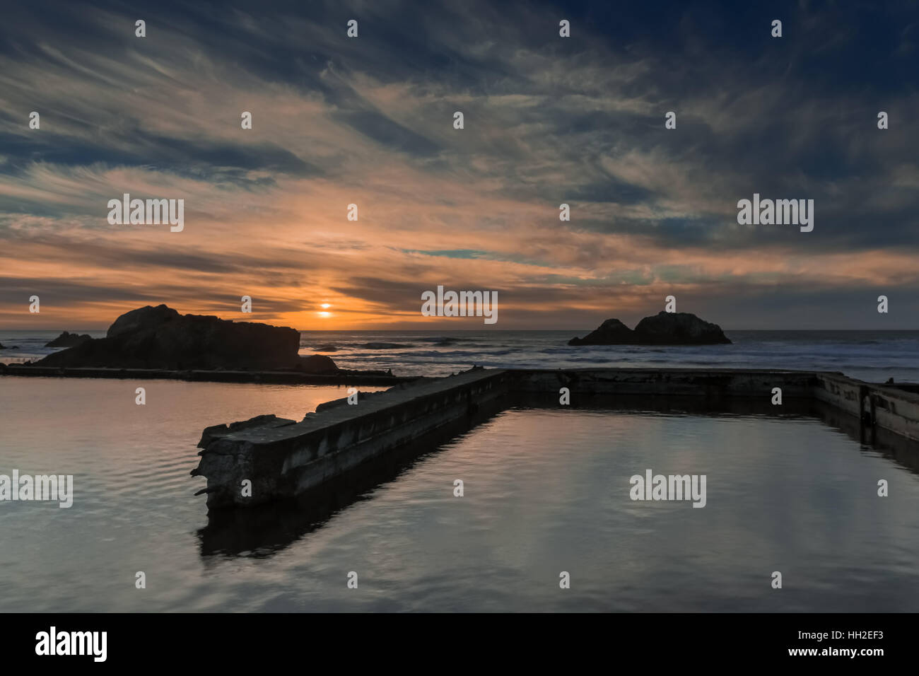 Coucher de soleil sur les Bains Sutro, San Francisco, California, USA Banque D'Images