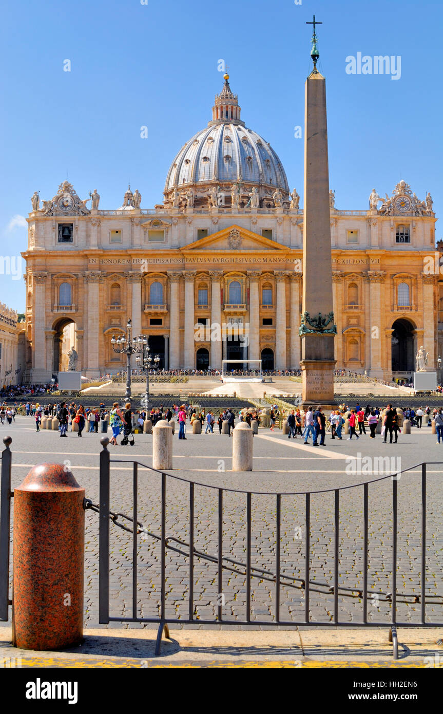 La Basilique St Pierre, bondée de touristes et de pèlerins, non identifié, de partout dans le monde. 13 avril 2013 à Rome, Italie. Banque D'Images