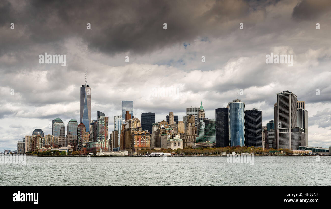 Vue de la liberté et de la tour d'horizon de New York à partir de la rivière Hudson Banque D'Images