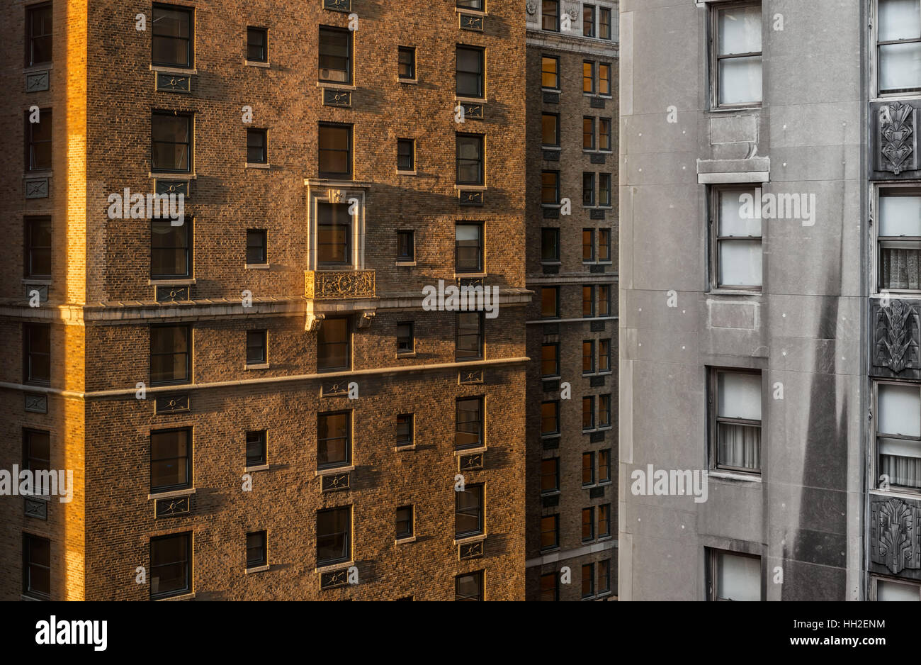 Gratte-ciel en brique in early morning light avec de longues ombres, New York Banque D'Images