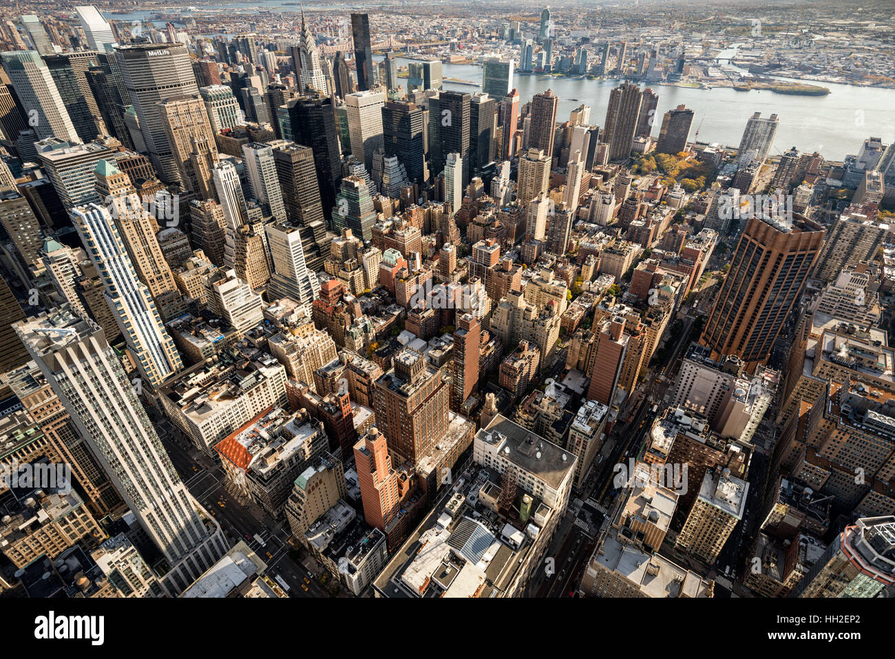 Grand angle de vue en regardant des gratte-ciel à New York du Haut de la tour Banque D'Images