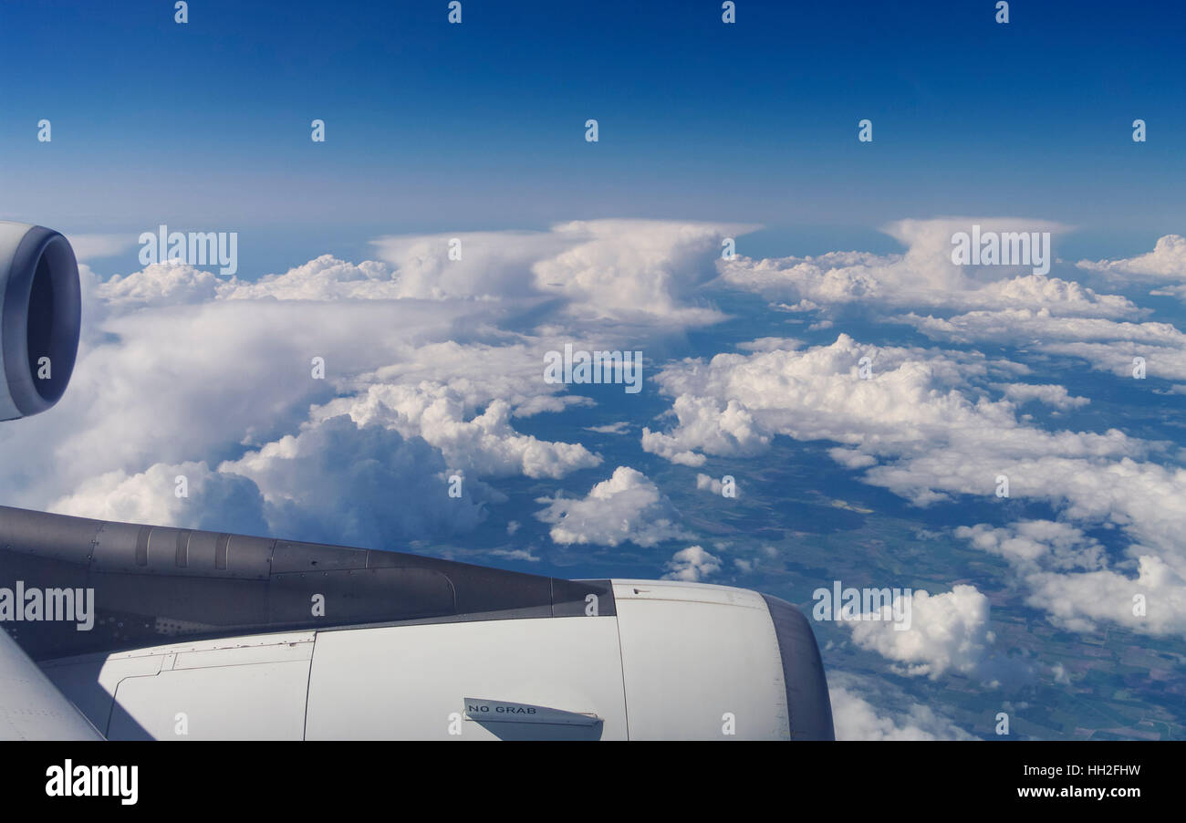 Vue d'un avion sur une ligne en forme d'enclume du cumulonimbus. Banque D'Images