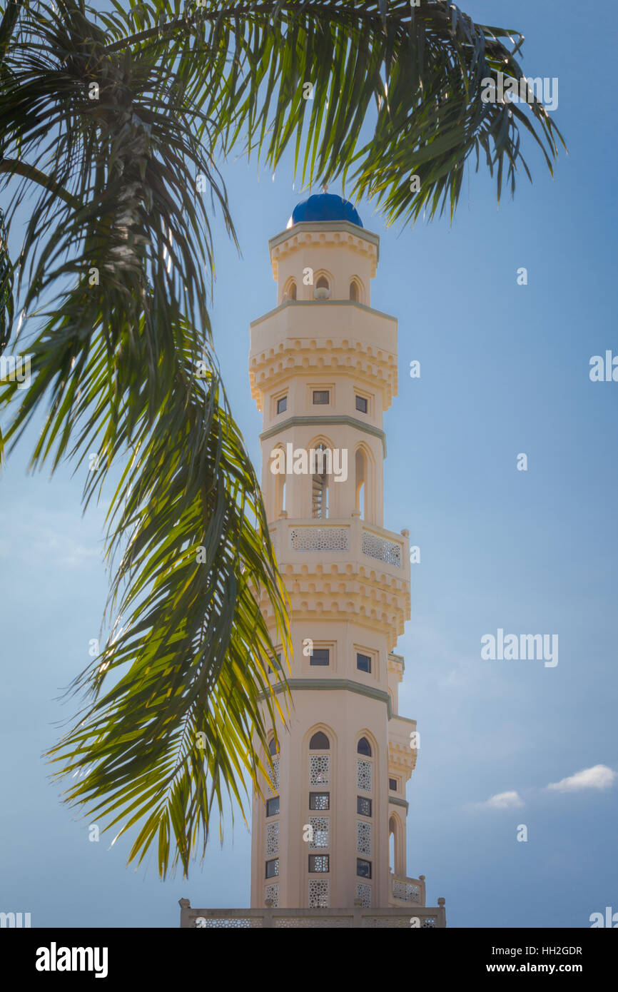 Minaret dans la mosquée de la ville, Kota Kinabalu, Sabah, Bornéo Malaisien. Banque D'Images